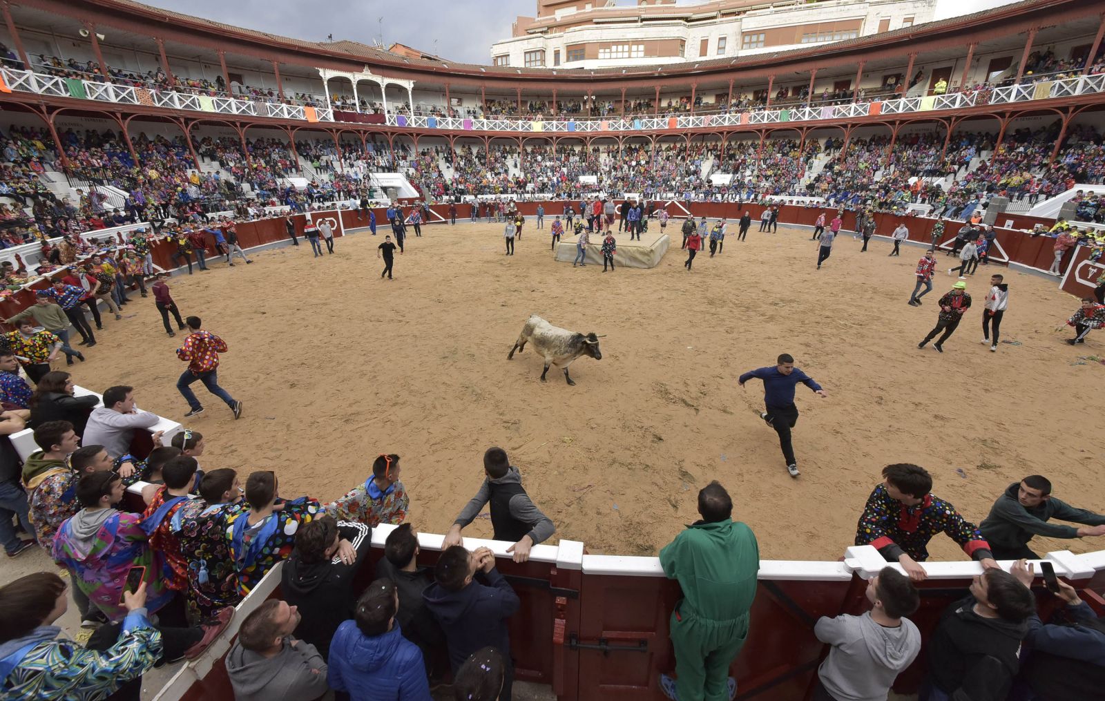 Plaza de Toros de Tolosa el Jueves Gordo primer día de los Carnavales de Tolosa 2020